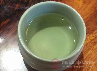 大量飲用較濃的茶水，尤其是紅茶，對人體會有一定的興奮作用