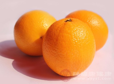 橙、柚、桔等水果虽然富含维生素C，对于乳母补充维生素有一定意义，但这些水果具有刺激性，可能会导致宝宝呕吐、腹泻、皮疹、流涕等症状