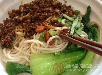 再翻炒均匀即可,翻炒的时侯不要用锅铲,用筷子夹 再翻炒均匀即可,翻炒的时侯不要用锅铲,用筷子夹
