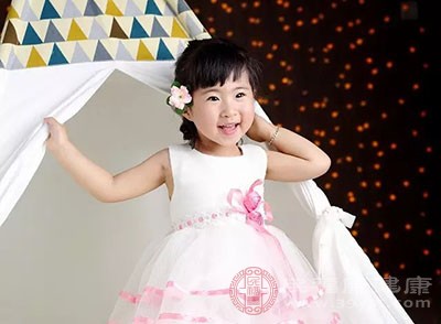 集中点儿注意力的话还能踮着脚尖站或单脚站一秒钟以上