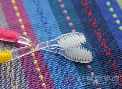 牙刷、牙膏、毛巾、梳子、卫生巾、卫生纸、乳垫、乳头保护贴