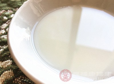 将牛奶煮至80℃ 将牛奶煮至80℃