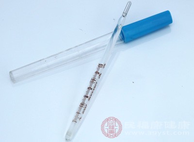 测体温时，应先将体温表的水银柱甩到35℃以下，再用棉签蘸酒精擦拭消毒