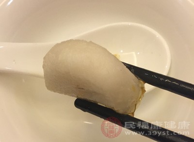 荸荠500克，煮熟捣烂，加盐、姜、豆粉，挤成丸子，油炸后捞起