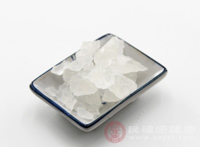 和適量的冰糖加開水泡服