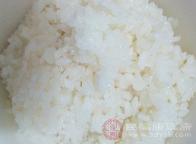 每次蒸完米飯可以取出適量的米飯捏成一小團在臉上輕揉，這樣也可以把臟東西都帶下來哦