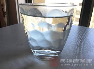 漱口后饮一杯白开水