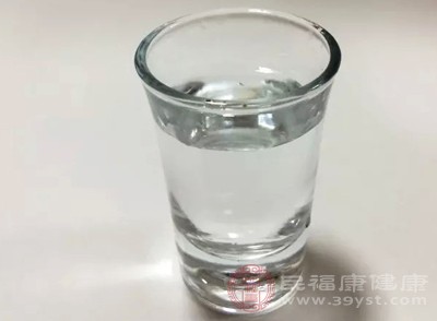 讓寶寶喝水，在一定程度上能緩解咳嗽