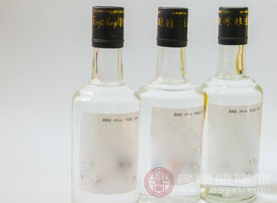 用兩份食醋加一份白酒混合成藥液