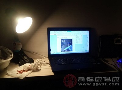 熬夜或者是睡眠差的人也是易发生开车头晕的问题。不过小编建议大家当发生晕车时，可用大拇指掐在内关穴，这样做能够很好的缓解晕车的现象