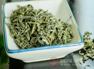 綠茶適量，曬干研沫，沸開水沖