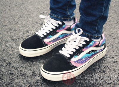 对于初期的跑步锻炼者来说,怎么选跑鞋很重要。如果你计划开始跑步,一定要去买一双专业的慢跑鞋,而不是随便的一款休闲运动鞋 对于初期的跑步锻炼者来说,怎么选跑鞋很重要。如果你计划开始跑步,一定要去买一双专业的慢跑鞋,而不是随便的一款休闲运动鞋