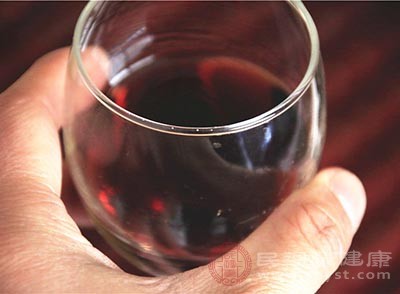 多喝一点葡萄酒可以帮助我们身体吸收和消化的