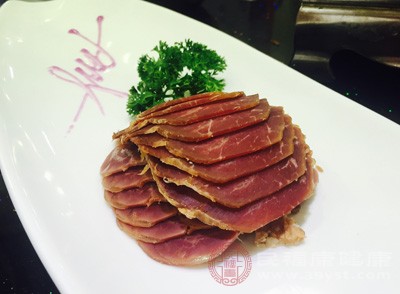 不要吃生冷的食物，生冷的食物很容易导致上吐下泻