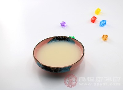 豆?jié){比牛奶更適合女性飲用，而且家中只需要有榨汁機(jī)即可