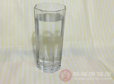 刮痧后饮热水一杯