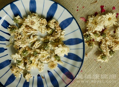 若是雞肉和菊花同食的話