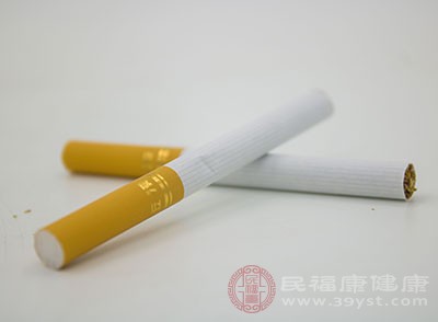 煙灰缸,打火機(jī)和香煙都會(huì)對(duì)戒煙者產(chǎn)生刺激,應(yīng)該把它們統(tǒng)統(tǒng)扔掉