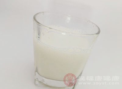 复原乳与鲜奶，在营养上大的区别是维生素的不同