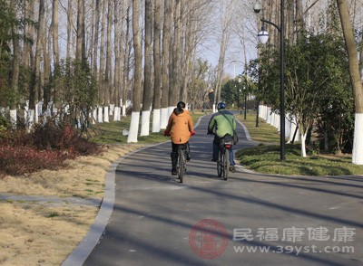 骑自行车除了锻炼腰部、腿部等减肥功效