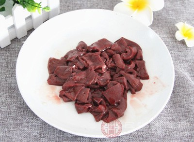 少吃動(dòng)物內(nèi)臟和蛋黃類富含膽固醇的食物