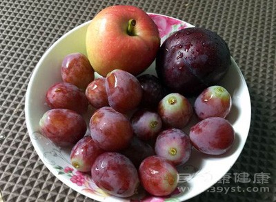 人们常认为饭后吃水果好，其实这是一个错误的观念，在饭前吃水果是好的