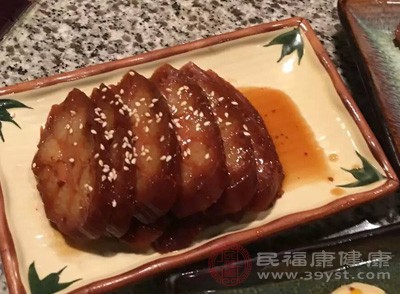 饮食结构不合理，如高脂、高能量饮食导致脂肪摄入过多，饮酒和吸烟等不良生活习惯会诱发乳腺病