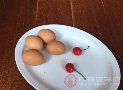 將雞蛋打入碗內(nèi)拌成糊狀，綠豆適量放陶罐內(nèi)冷水浸泡十多分鐘