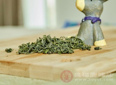 沏上些绿茶(浓一些为好)，晾温后多喝一些