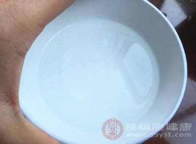 重要的是阻斷燒傷。用冷水冷卻燒傷處，直到灼痛感消失