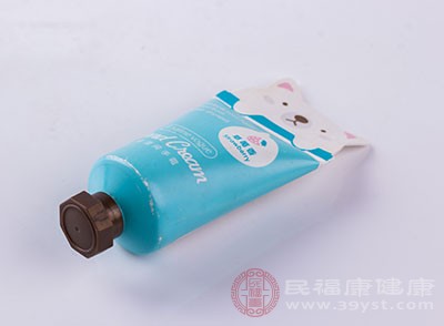 皮膚長痘用什么護膚品 用護膚品要注意這些