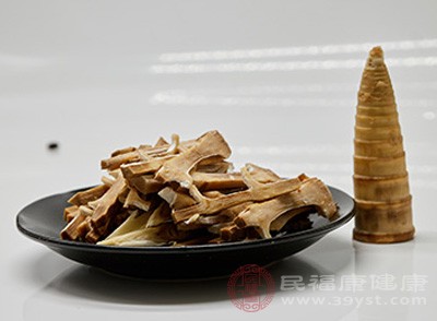 19大卡,在我們?nèi)粘Ｊ马?xiàng)，竹筍是比較常見(jiàn)的一種食物，它口味甘甜，功效也是非常的棒，因此有許多人都喜歡吃它，竹筍具有低脂肪、低糖、多纖維的特點(diǎn),食用竹筍不僅能促進(jìn)腸道蠕動(dòng),幫助消化,防便秘,并有預(yù)防大腸癌的功效