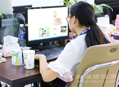 坐时在桌下绷绷脚尖、伸展足背,或者双腿并拢抬一小会儿