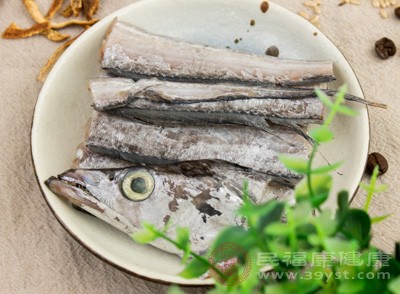 而帶魚(yú)以及其他海鮮都是高嘌呤食物