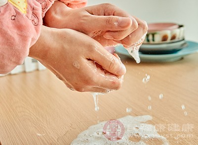 让宝宝养成饭前便后洗手的好习惯,且洗手时尽量在流水下用肥皂认真清洗