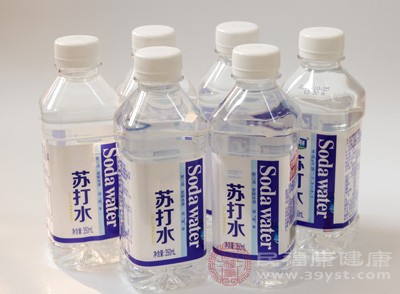 其中65%的塑料颗粒是塑料碎化片,较大的微粒部分被鉴定为聚丙烯,这种微粒一般是来自瓶盖上 其中65%的塑料颗粒是塑料碎化片,较大的微粒部分被鉴定为聚丙烯,这种微粒一般是来自瓶盖上