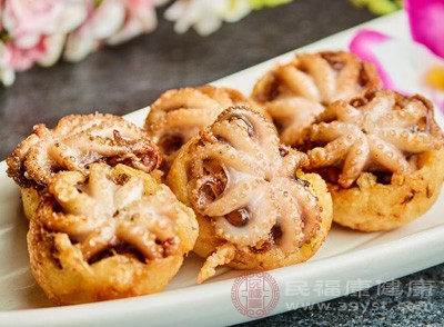 基本的饮食准则是训练期间少吃多餐，忌油炸、油腻食品;忌饮酒;多吃蔬菜、水果等富含纤维的食品，以达到身体营养供给的酸碱平衡