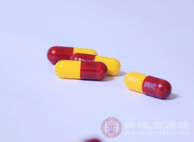 因滴蟲性陰道炎可同時有尿道、尿道旁腺、前庭大腺滴蟲感染，欲治愈此病，需全身用藥，主要治療藥物為甲硝唑及替硝唑