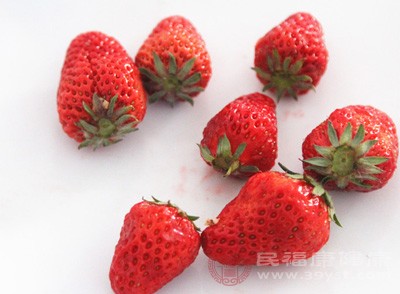 草莓有点烂还能吃吗 吃草莓要注意这些