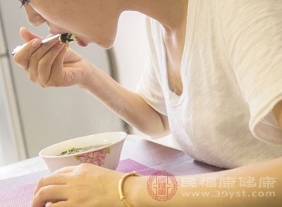 吃得太快會(huì)讓人找不準(zhǔn)自己正確的食量