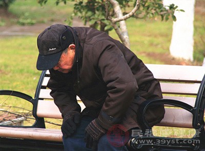 機(jī)體衰老年齡超過40歲后舌上皮層逐漸萎縮，易患癌癥