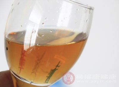 產(chǎn)婦飲黃酒有利于惡露的排出、促進(jìn)子宮收縮