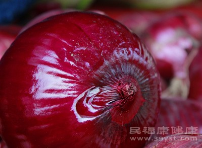 洋葱是我们平常比较多见的蔬菜了,洋葱中含有大量的二硫化物、三硫化物、多种氨基酸等营养物质,这些营养物质可以有效的降血糖、抗血小板凝集、抗炎、平喘等。洋葱可清血,有助于降低胆固醇 洋葱是我们平常比较多见的蔬菜了,洋葱中含有大量的二硫化物、三硫化物、多种氨基酸等营养物质,这些营养物质可以有效的降血糖、抗血小板凝集、抗炎、平喘等。洋葱可清血,有助于降低胆固醇