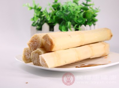 甘蔗是崇明的特產(chǎn)，它的甘甜是讓很多人都回味無窮的，雖然它有止渴的作用的，但是它主要含有葡萄糖，果糖和蔗糖，對(duì)于糖尿病身體都是有害的物質(zhì)