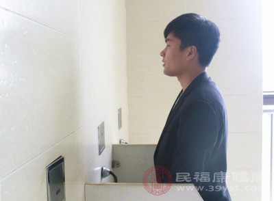 男人小便出血是什么病 预防男性尿血有6种方法