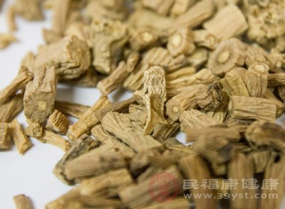 黨參，丹參，黃芪，用紗布包好，加水與1個(gè)豬心燉熟