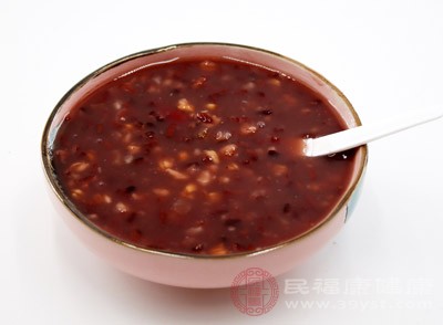 喝红豆粥或者用赤小豆来做糖水来吃
