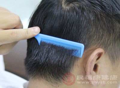 因为头发容易出汗且被热气笼罩，故经常梳头能防止脱发及头皮屑