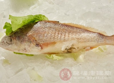 一段時間后吃魚的人比較不經(jīng)常吃魚的人能持續(xù)降低血脂水平，兩者血脂含量相差40%