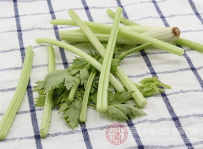 含有大量的纖維的食物能夠降低體內(nèi)的膽固醇